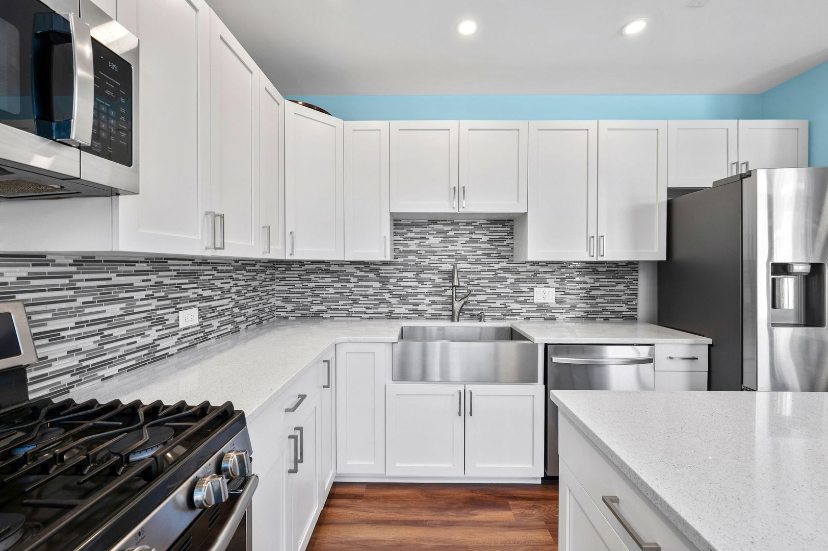 2729 N JANSSEN Avenue Unit: 2729