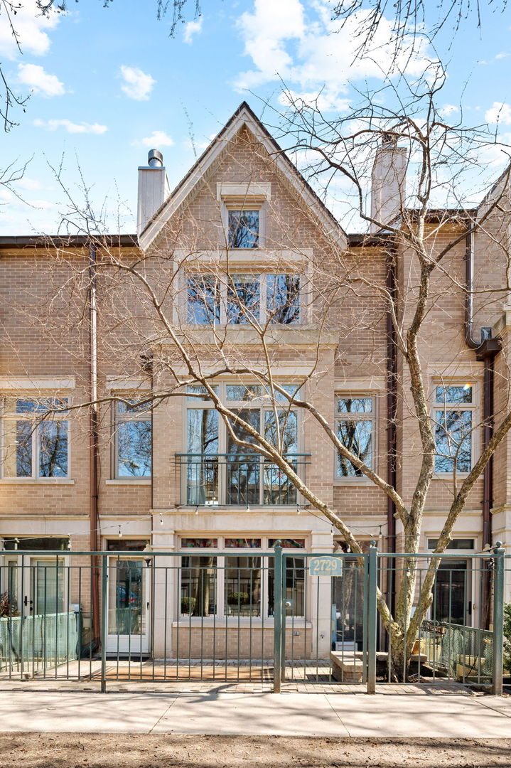 2729 N JANSSEN Avenue Unit: 2729