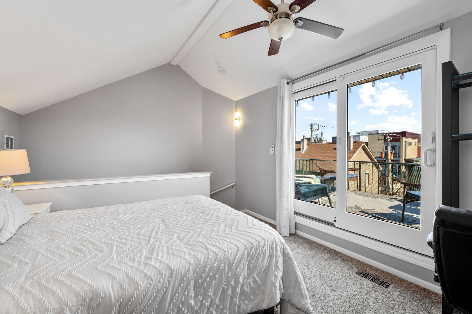 2729 N JANSSEN Avenue Unit: 2729