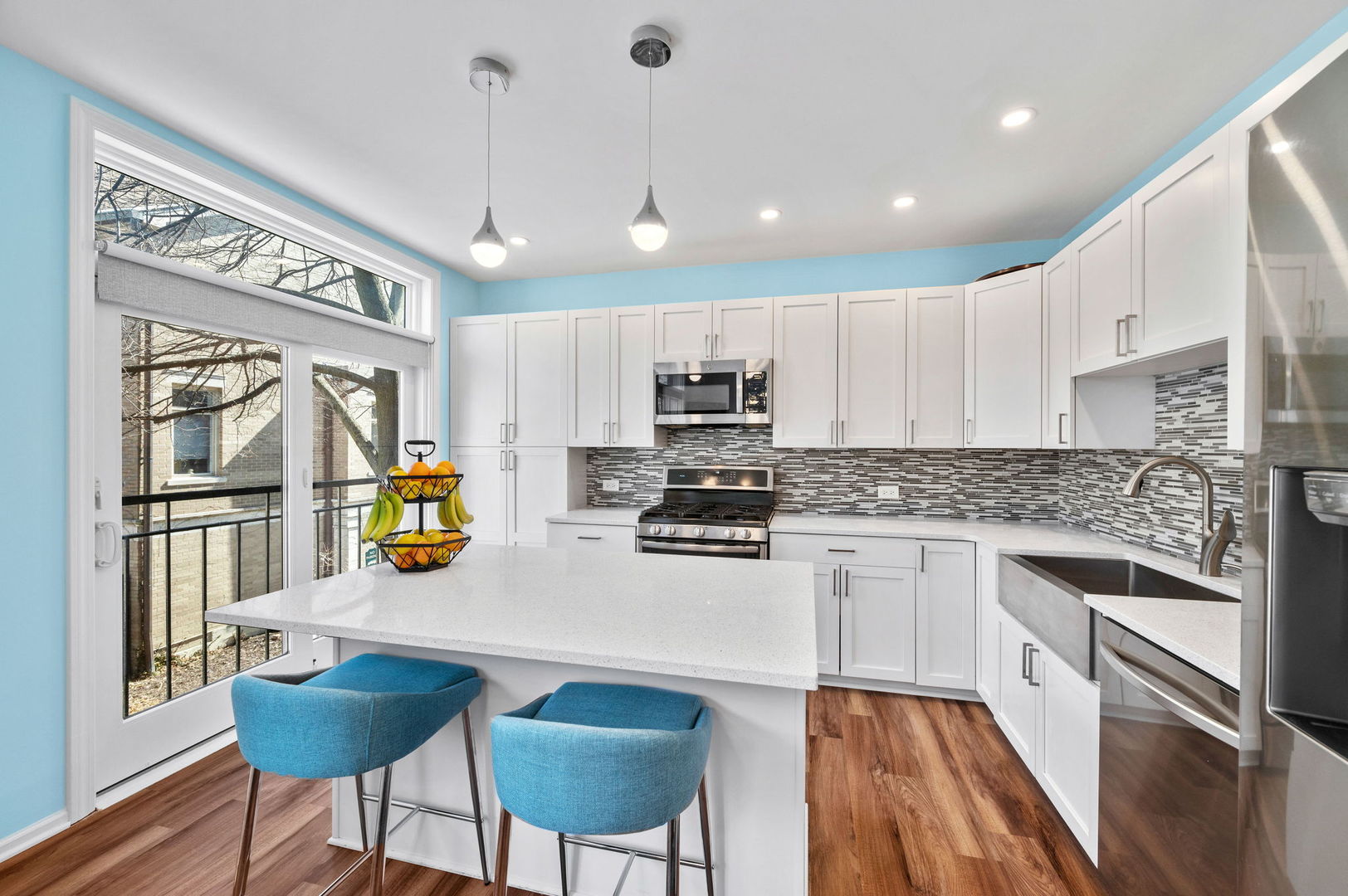 2729 N JANSSEN Avenue Unit: 2729