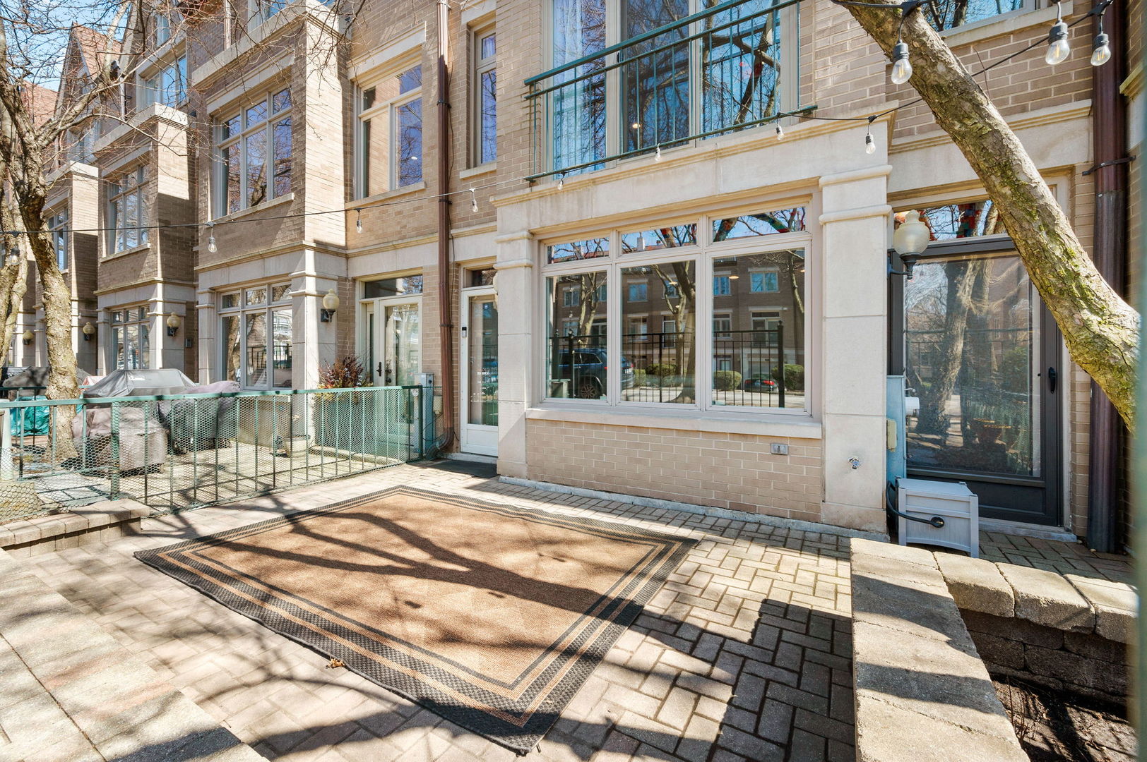 2729 N JANSSEN Avenue Unit: 2729