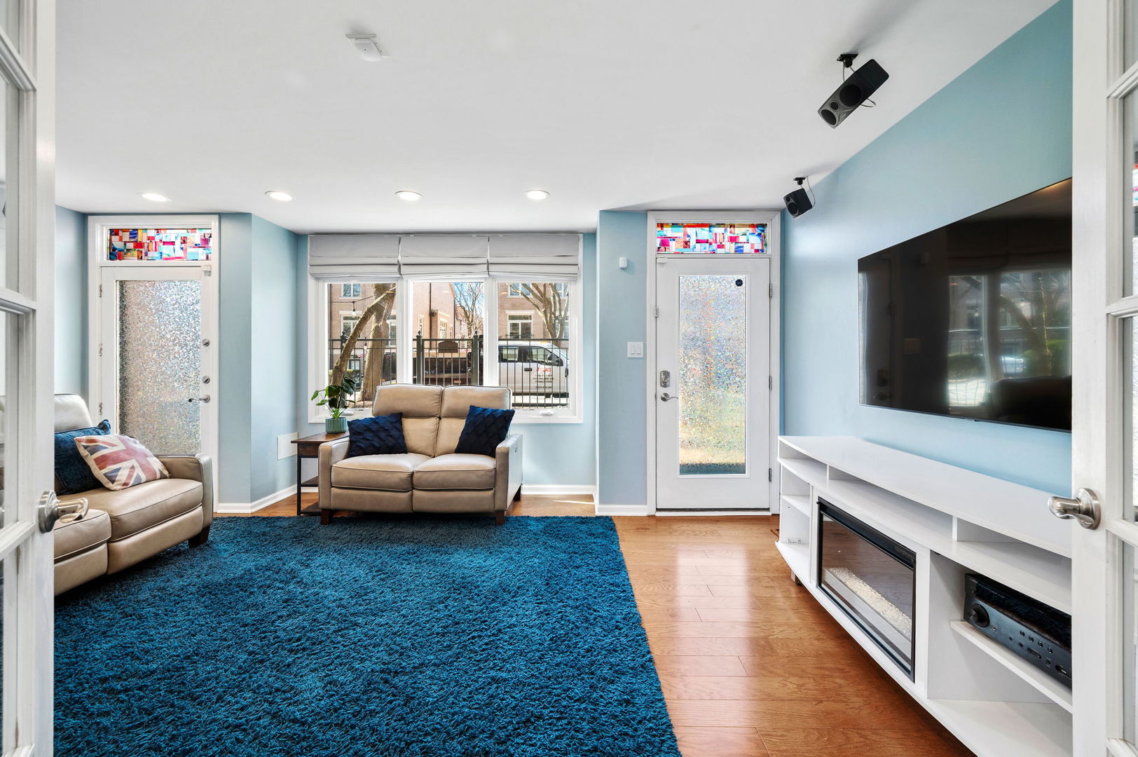 2729 N JANSSEN Avenue Unit: 2729