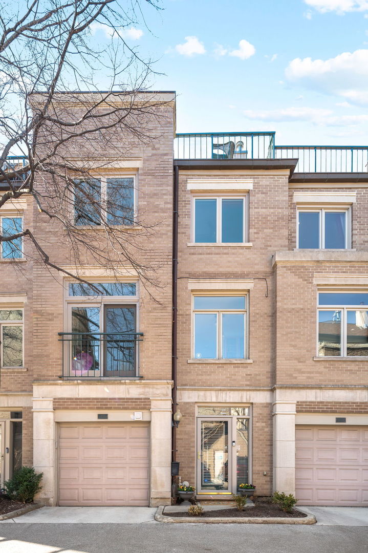 2729 N JANSSEN Avenue Unit: 2729