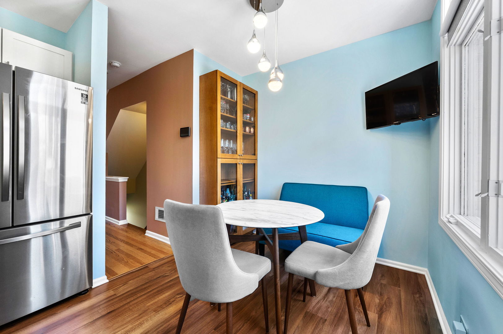 2729 N JANSSEN Avenue Unit: 2729