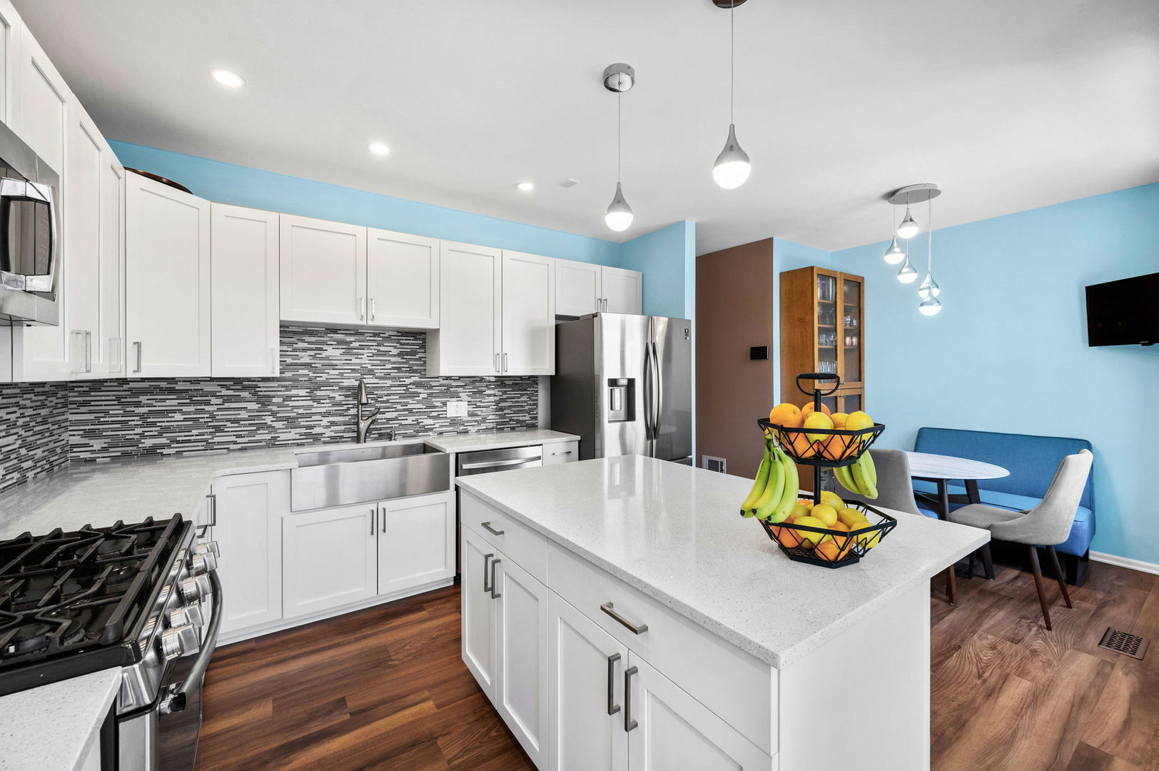 2729 N JANSSEN Avenue Unit: 2729