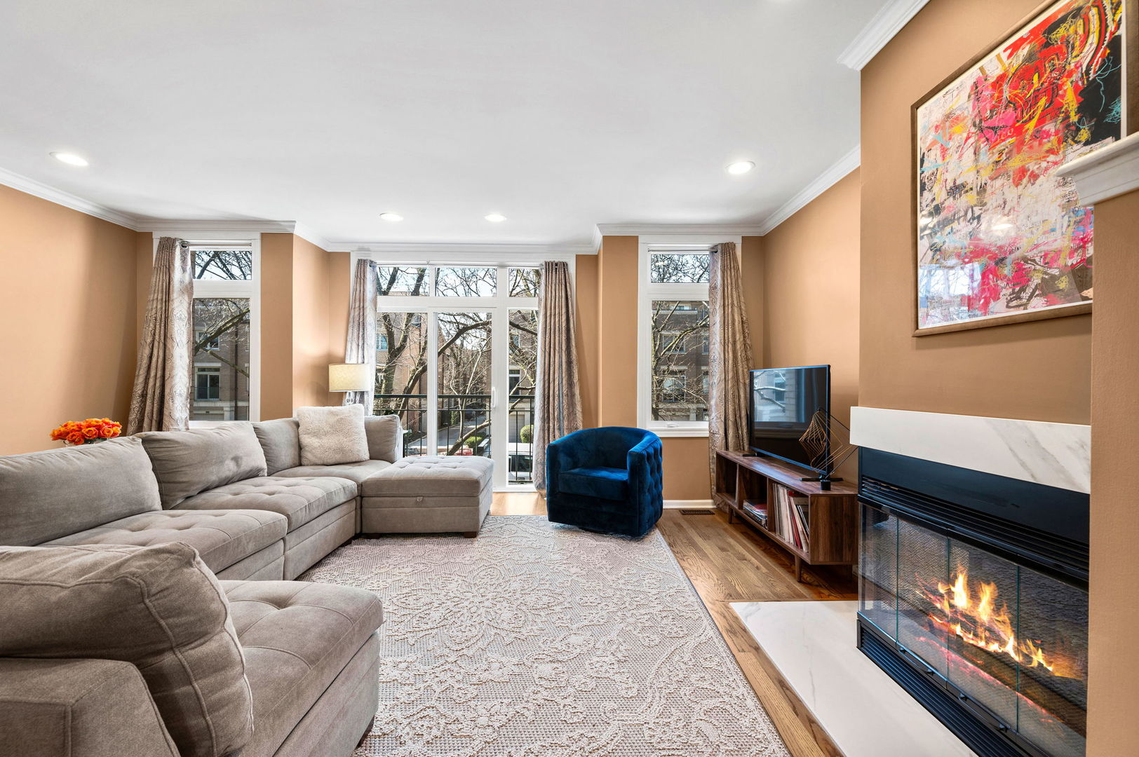 2729 N JANSSEN Avenue Unit: 2729