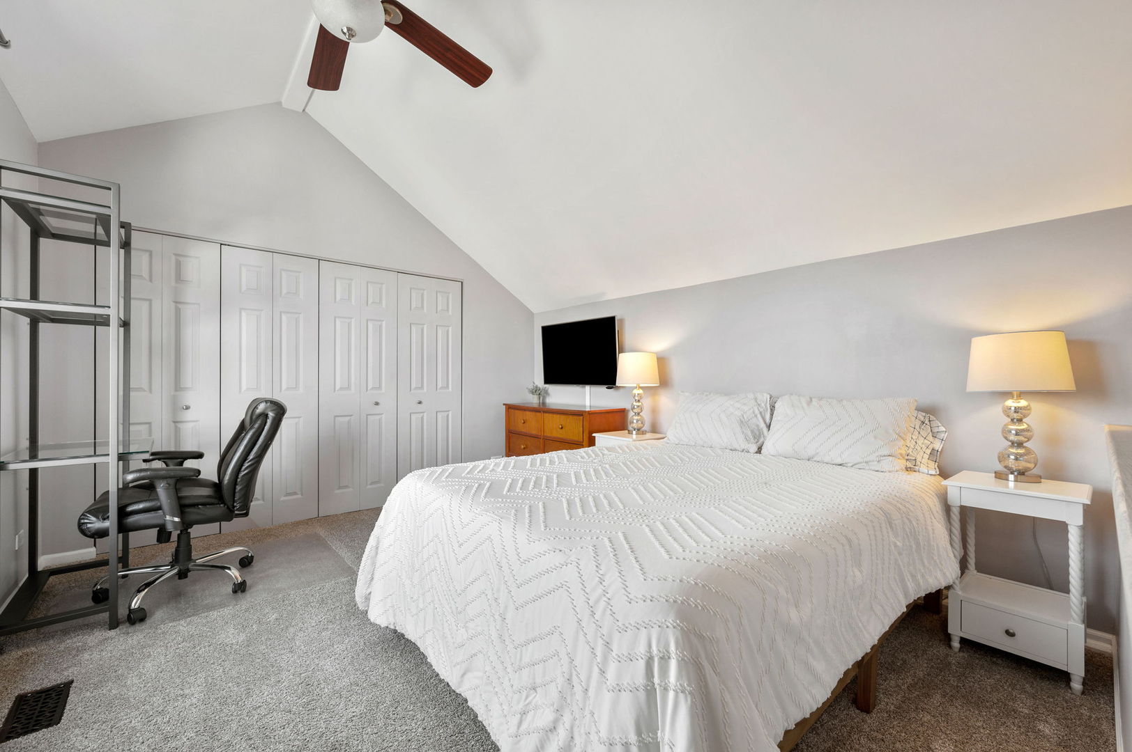 2729 N JANSSEN Avenue Unit: 2729