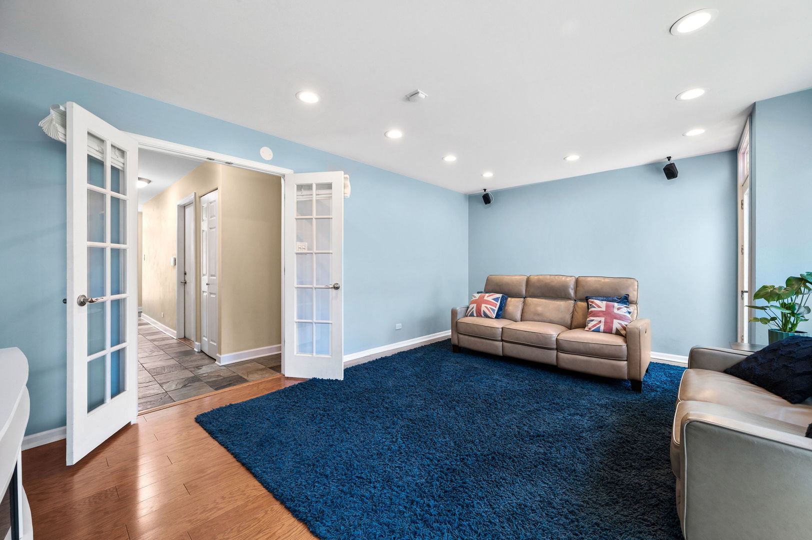 2729 N JANSSEN Avenue Unit: 2729