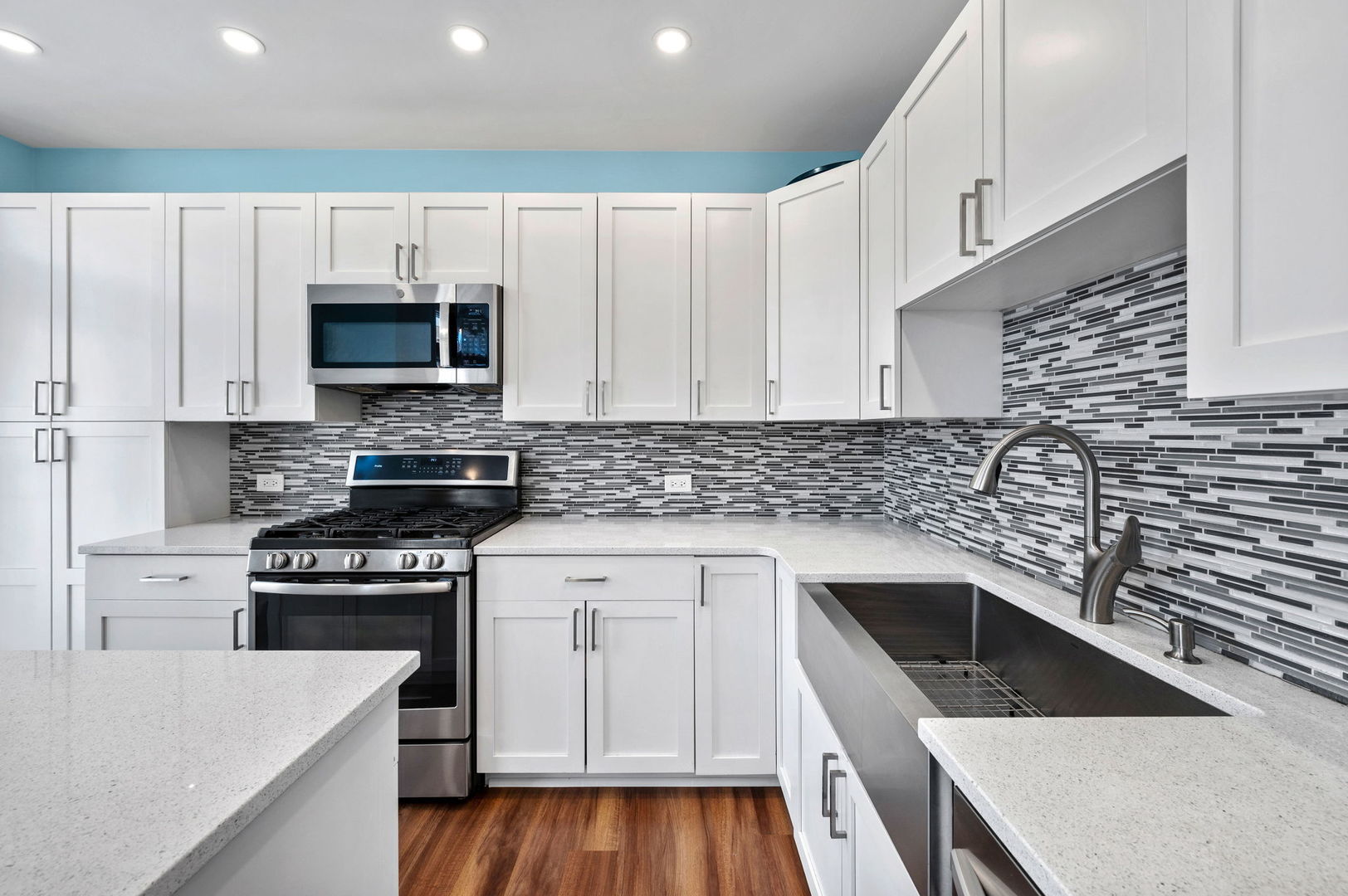 2729 N JANSSEN Avenue Unit: 2729