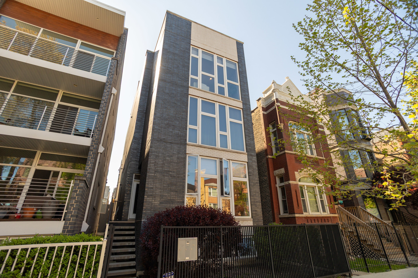 1532 N Artesian Avenue Unit: 3