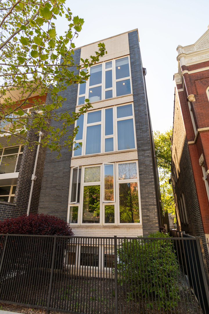 1532 N Artesian Avenue Unit: 3