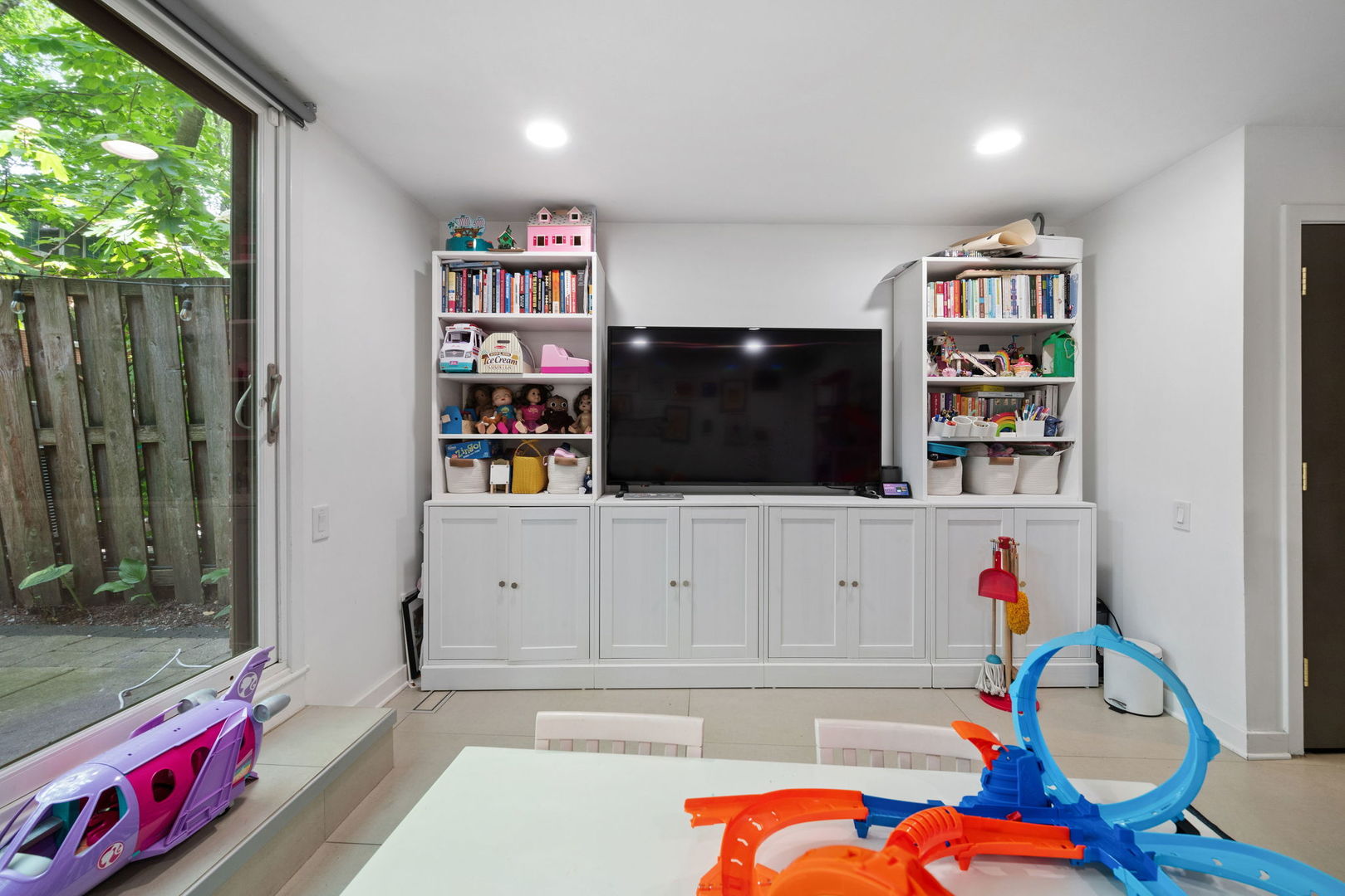 2675 N Greenview Avenue Unit: F