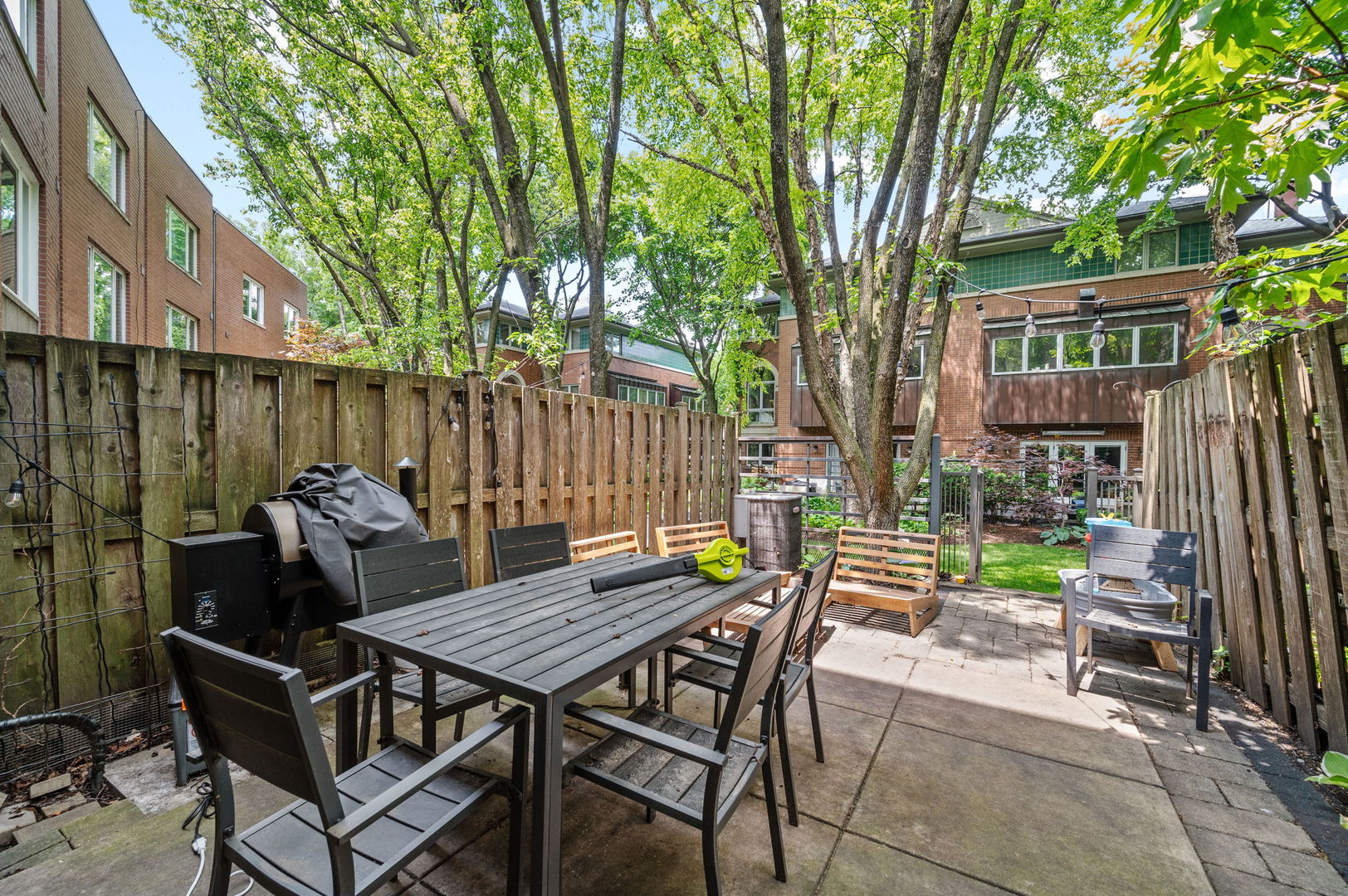 2675 N Greenview Avenue Unit: F