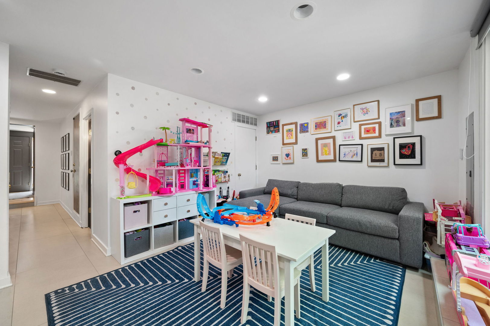 2675 N Greenview Avenue Unit: F