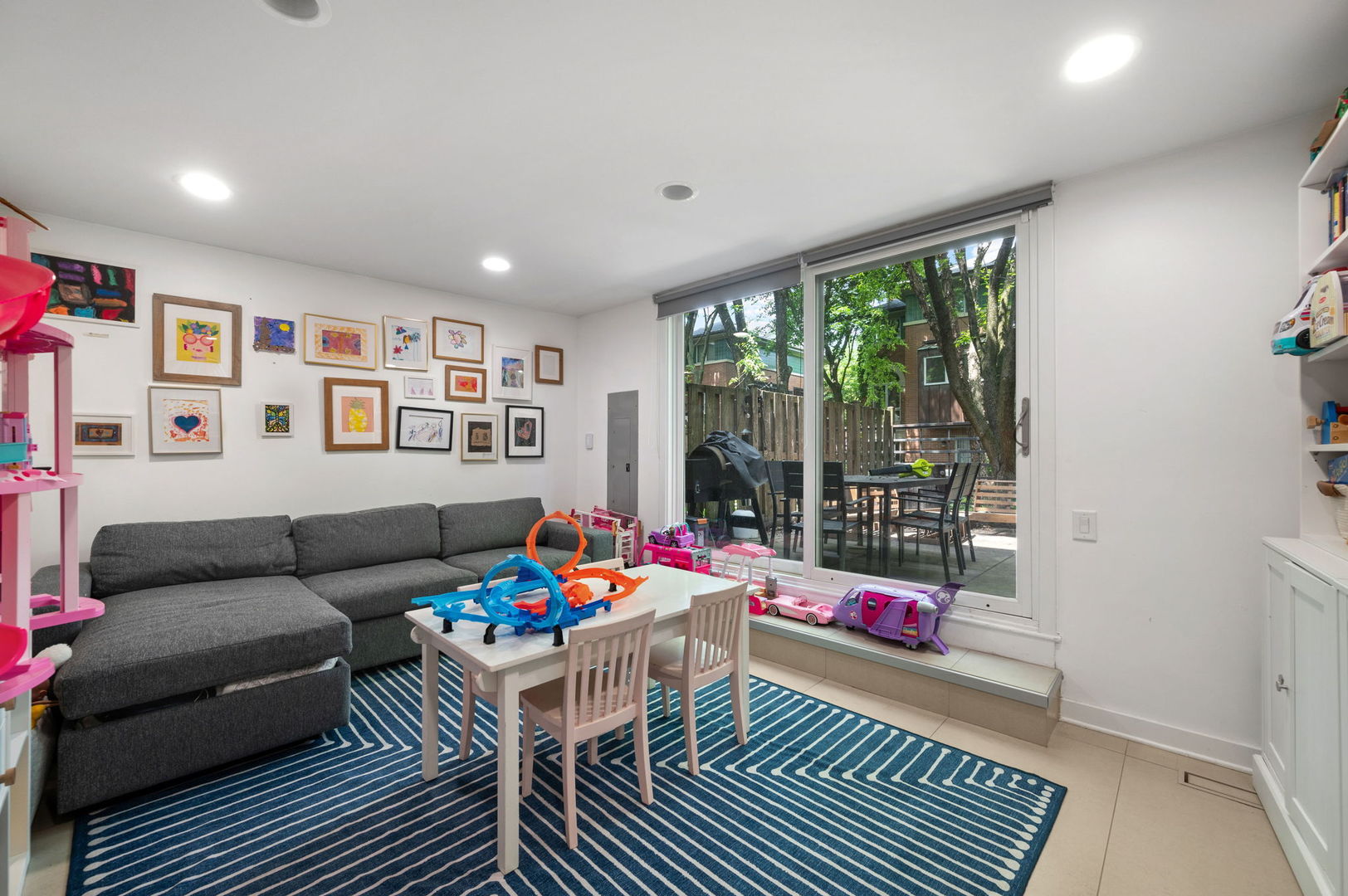 2675 N Greenview Avenue Unit: F