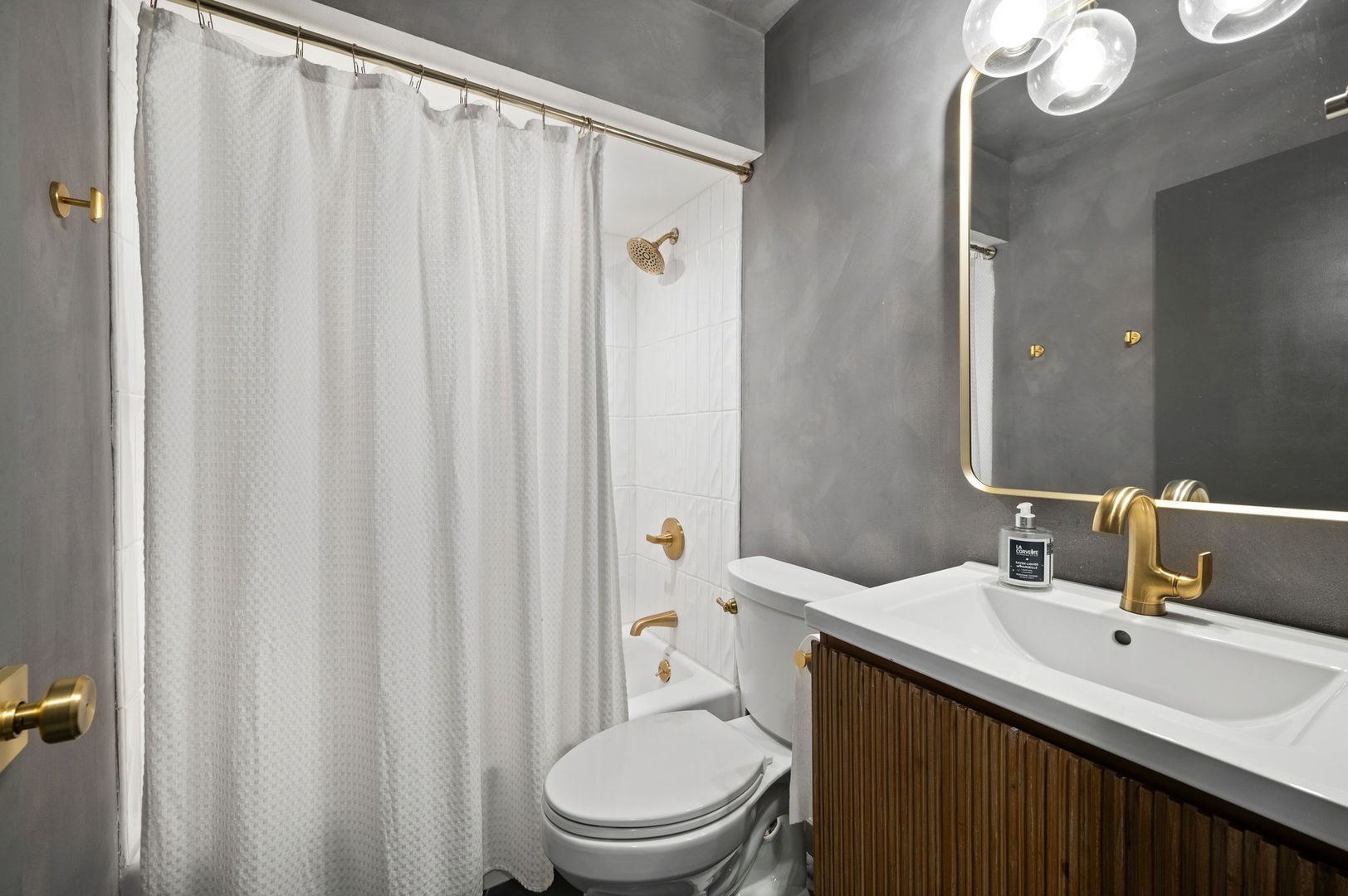 2675 N Greenview Avenue Unit: F