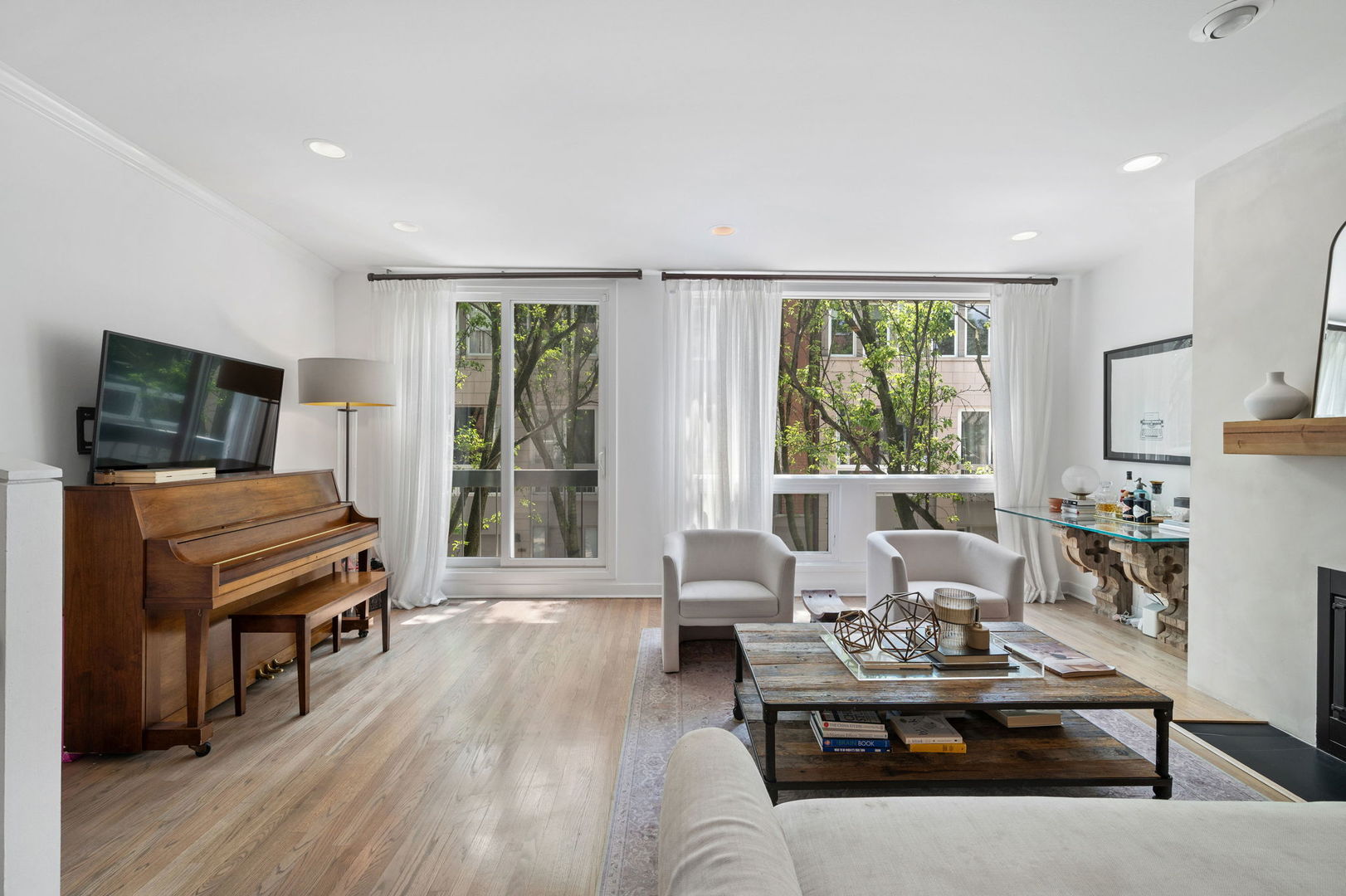 2675 N Greenview Avenue Unit: F