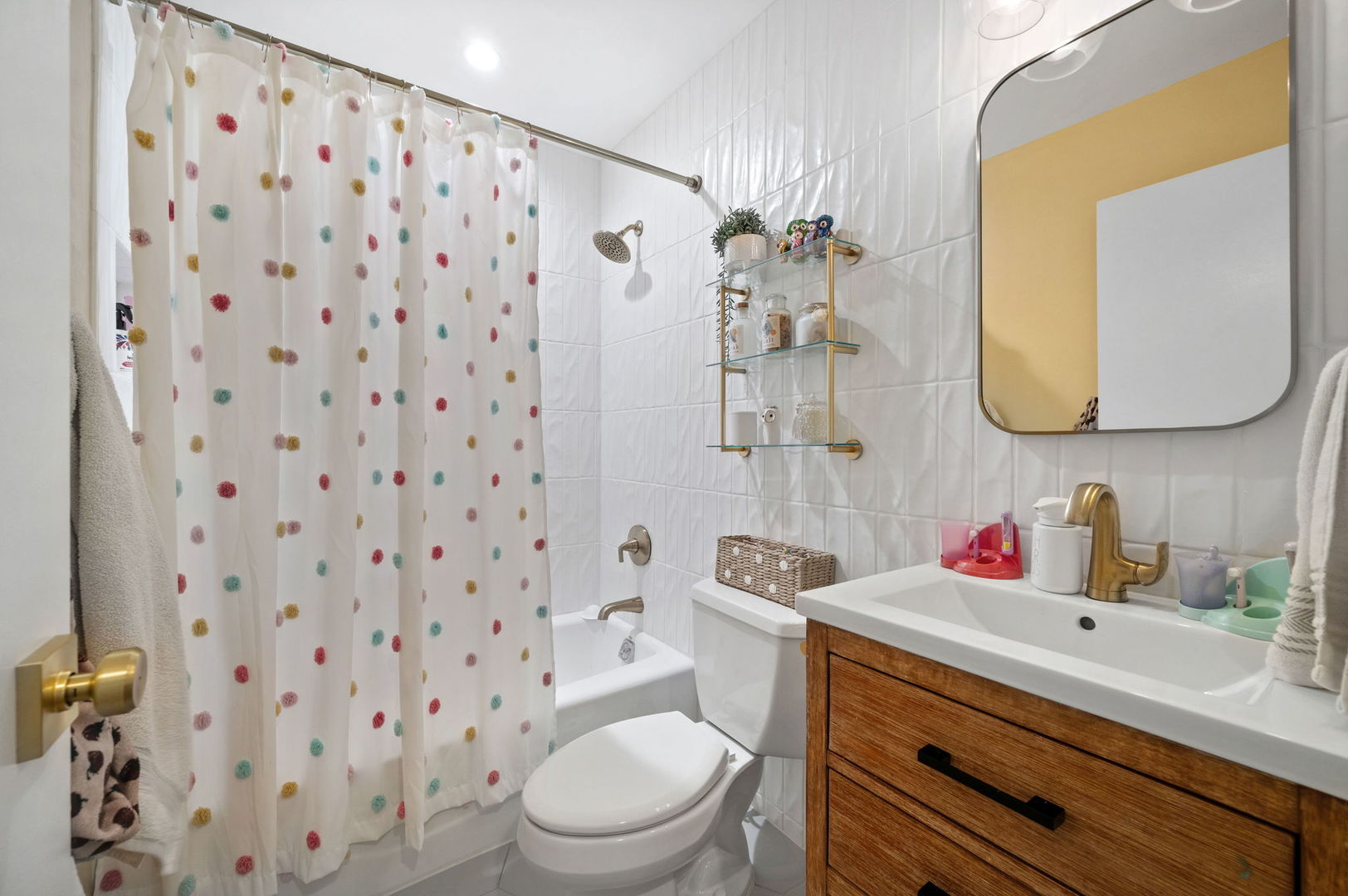 2675 N Greenview Avenue Unit: F