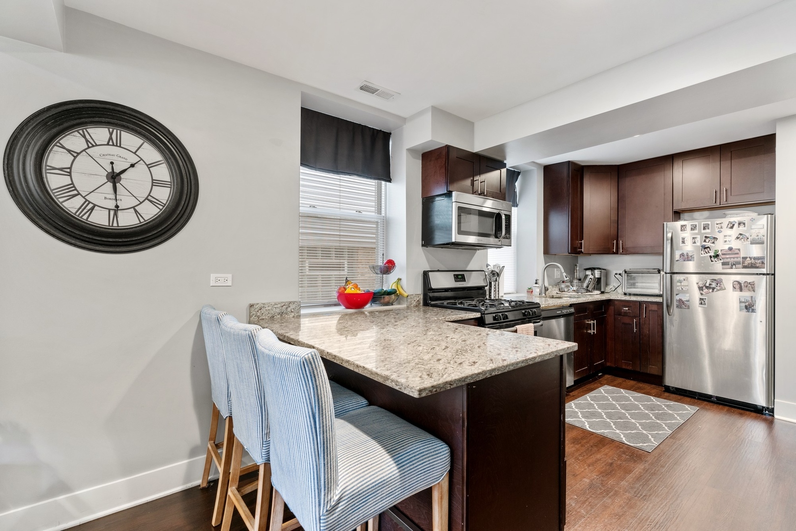 1319 W BARRY Avenue Unit: G