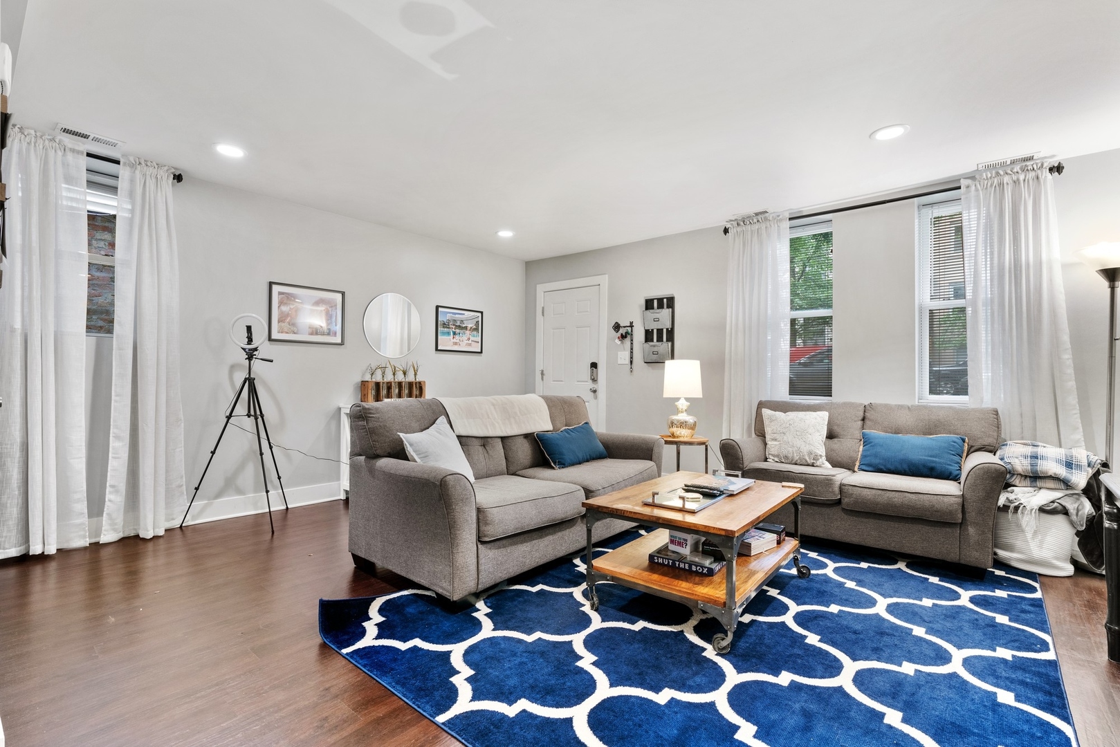 1319 W BARRY Avenue Unit: G