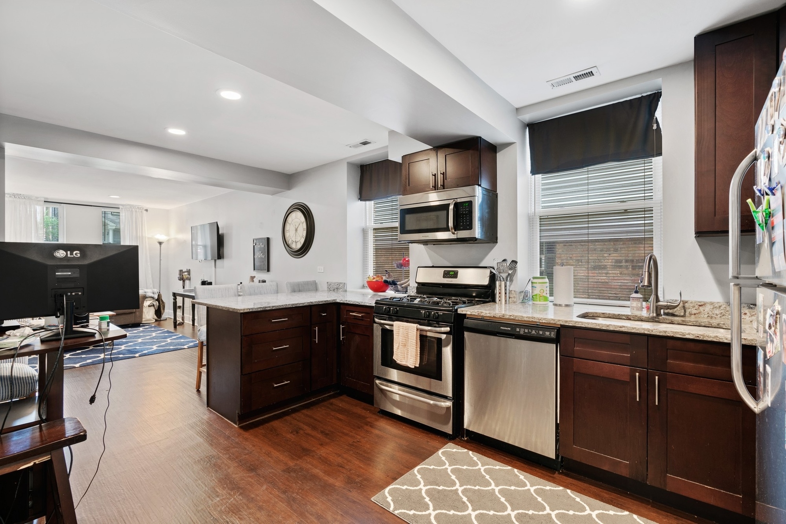 1319 W BARRY Avenue Unit: G