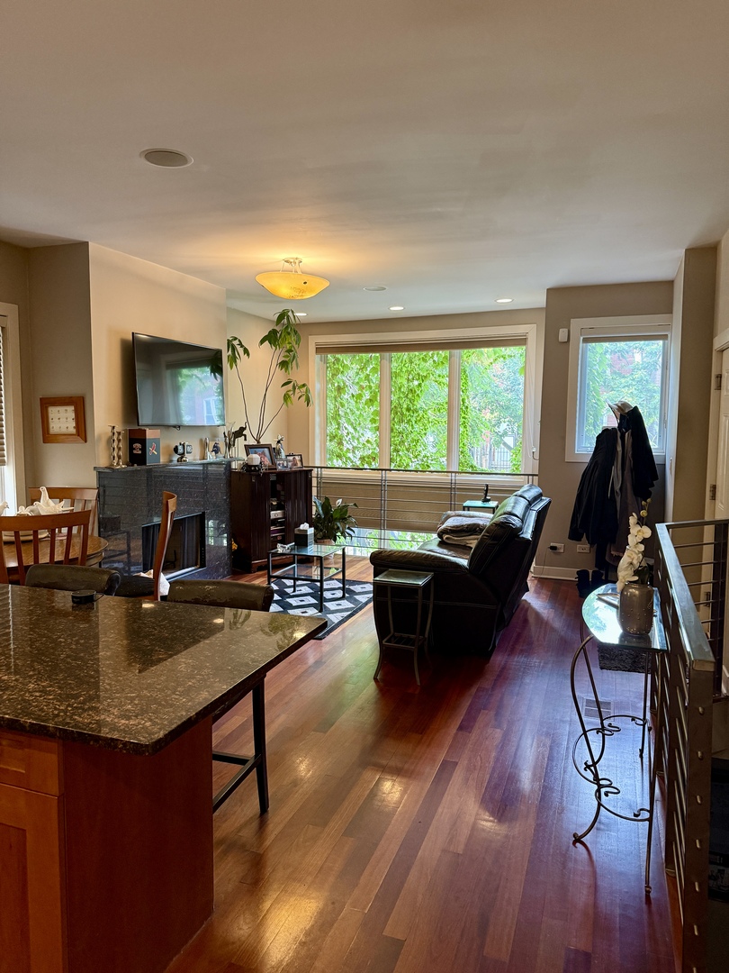 1621 W Le Moyne Street Unit: 1W