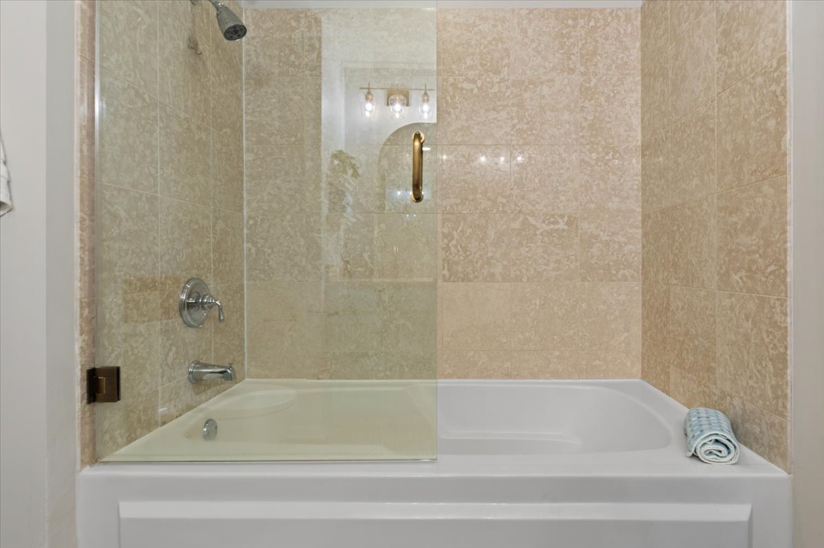 1816 N Rockwell Street Unit: C