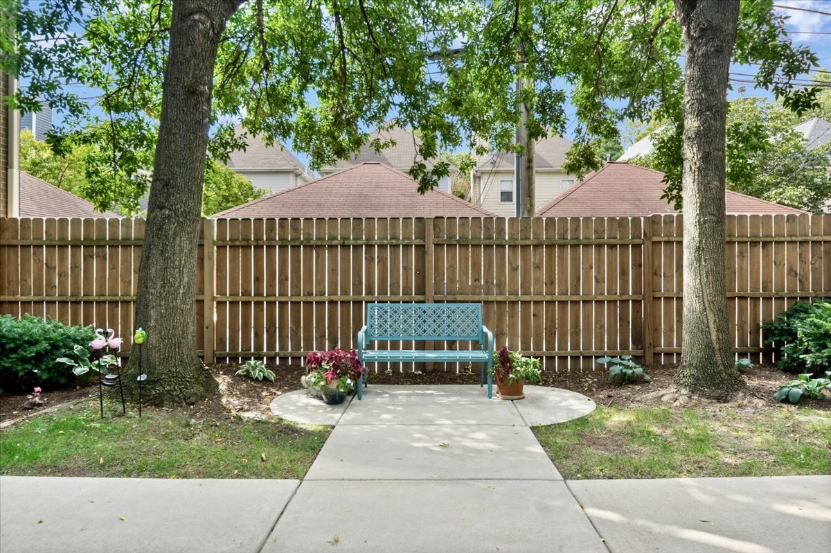 1816 N Rockwell Street Unit: C