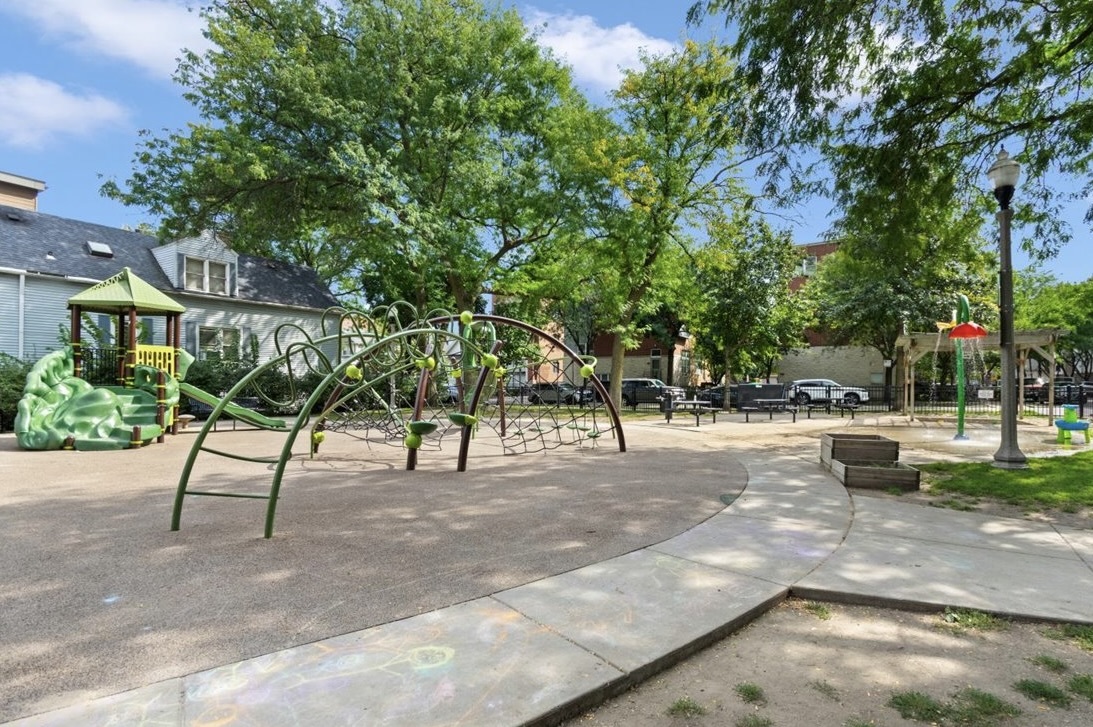 1816 N Rockwell Street Unit: C