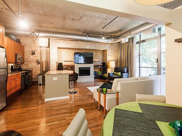 900 N KINGSBURY Street Unit: 777