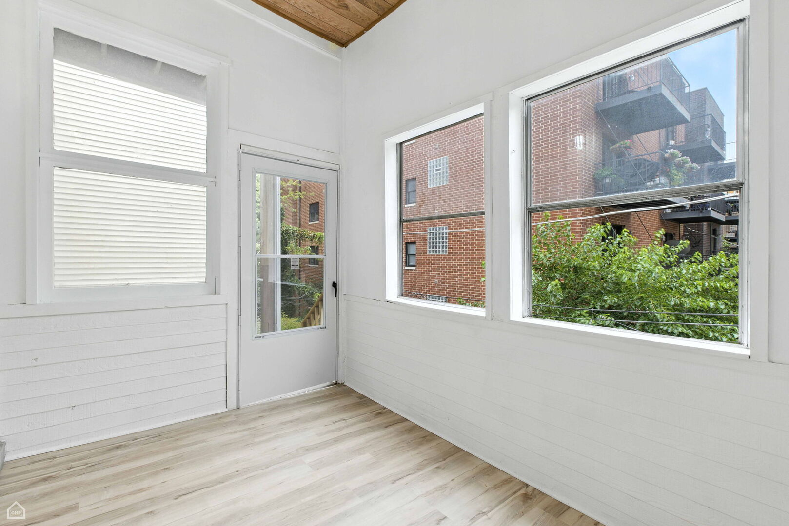909 W Addison Street Unit: 2