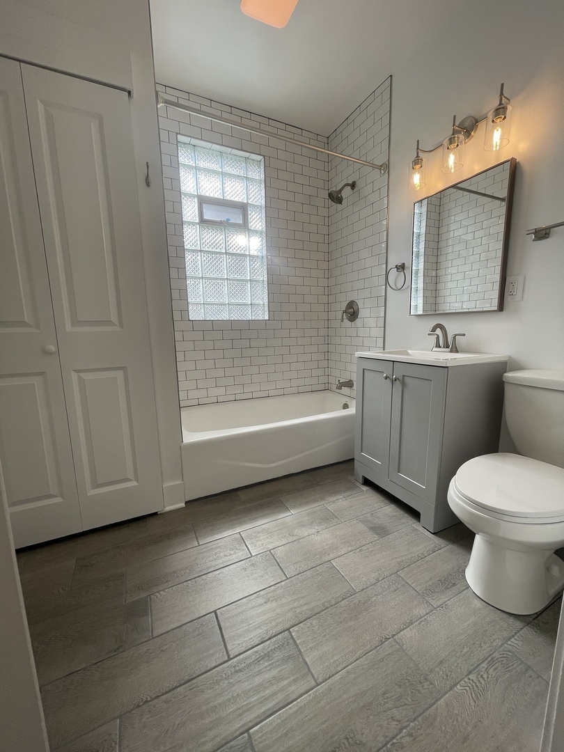 2416 N Springfield Avenue Unit: 2