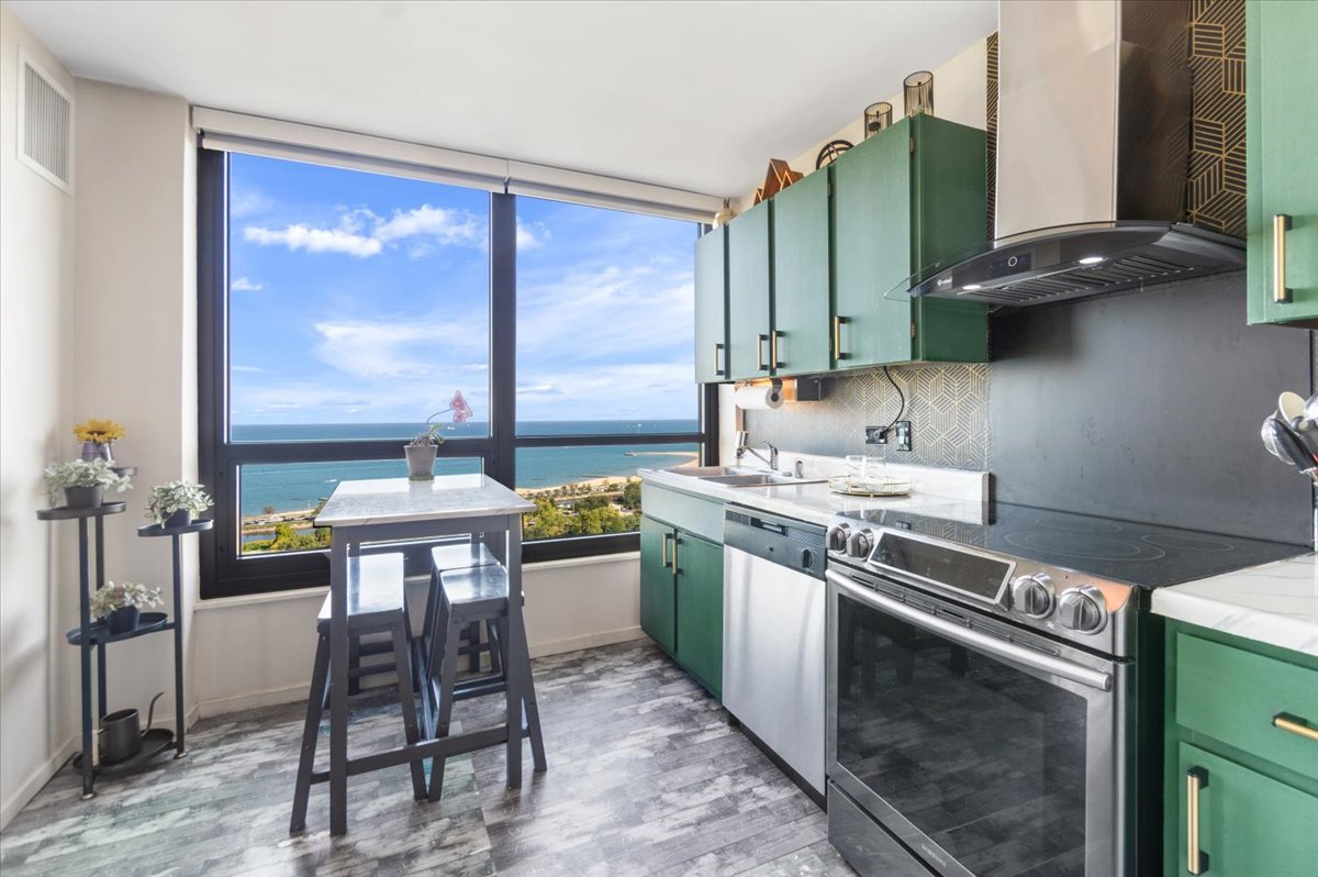 2020 N LINCOLN PARK WEST Unit: 30F