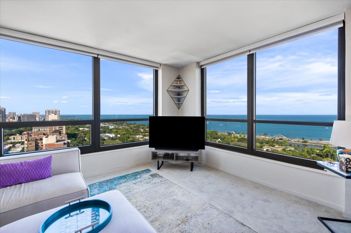 2020 N LINCOLN PARK WEST Unit: 30F