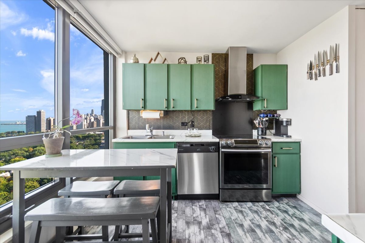2020 N LINCOLN PARK WEST Unit: 30F