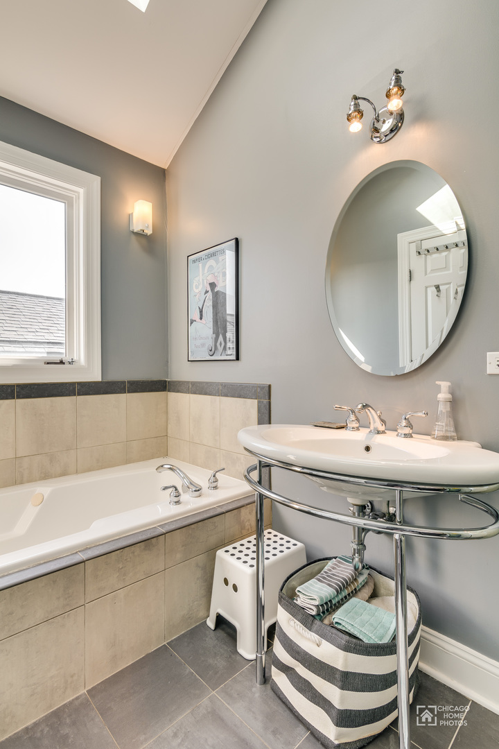 869 N Paulina Street Unit: 3