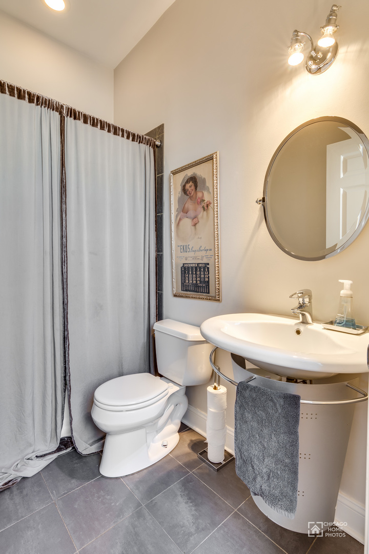 869 N Paulina Street Unit: 3