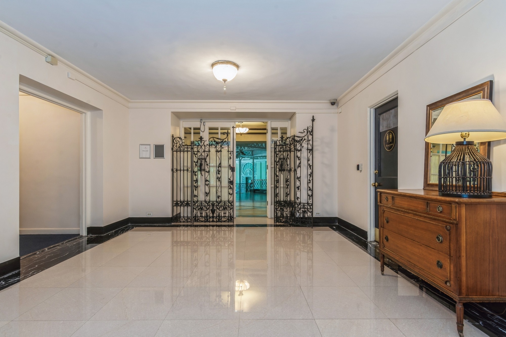 5555 N SHERIDAN Road Unit: 130