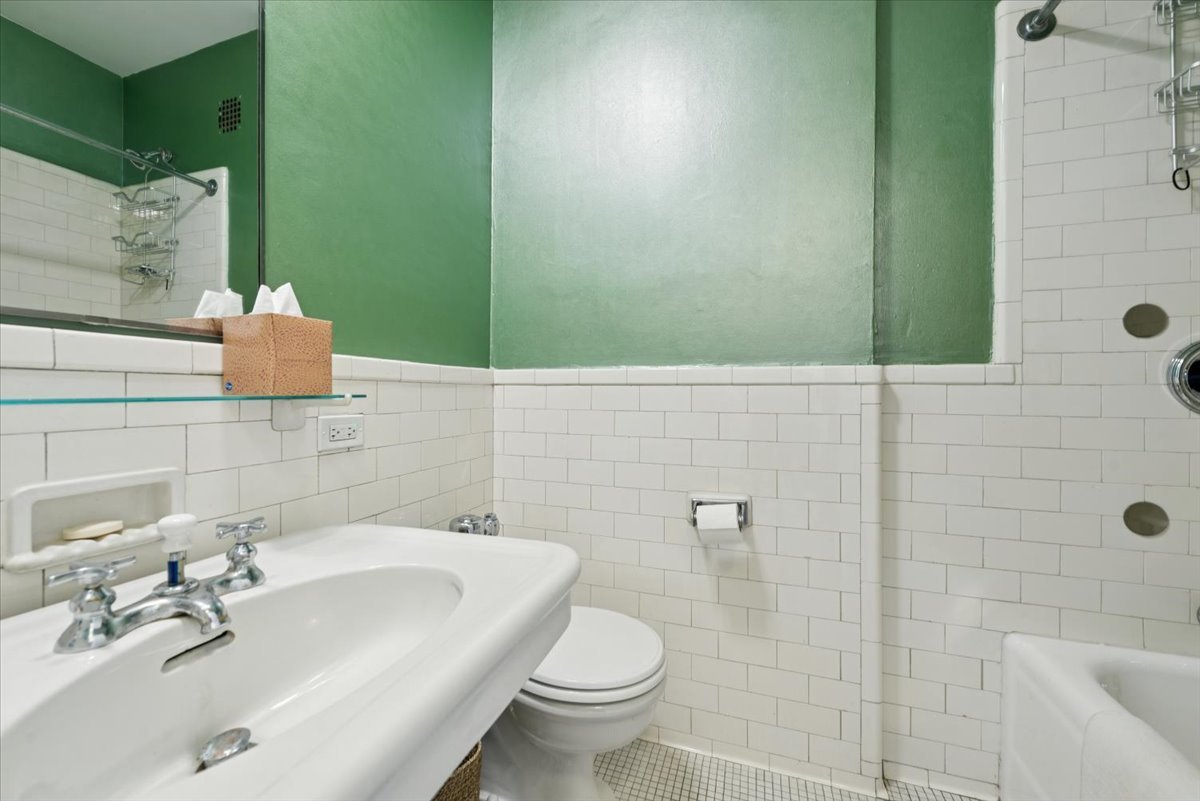 5555 N SHERIDAN Road Unit: 130