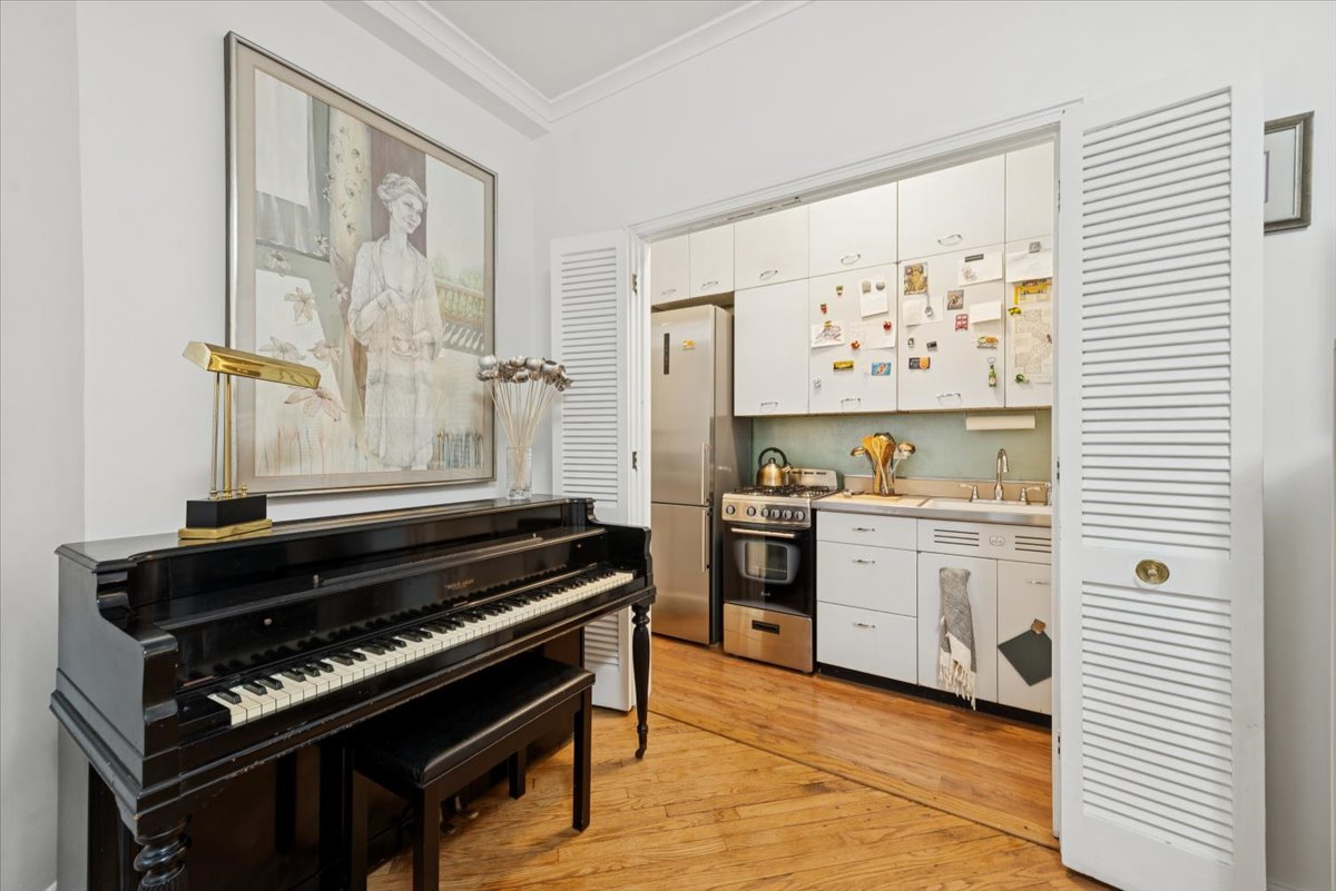 5555 N SHERIDAN Road Unit: 130