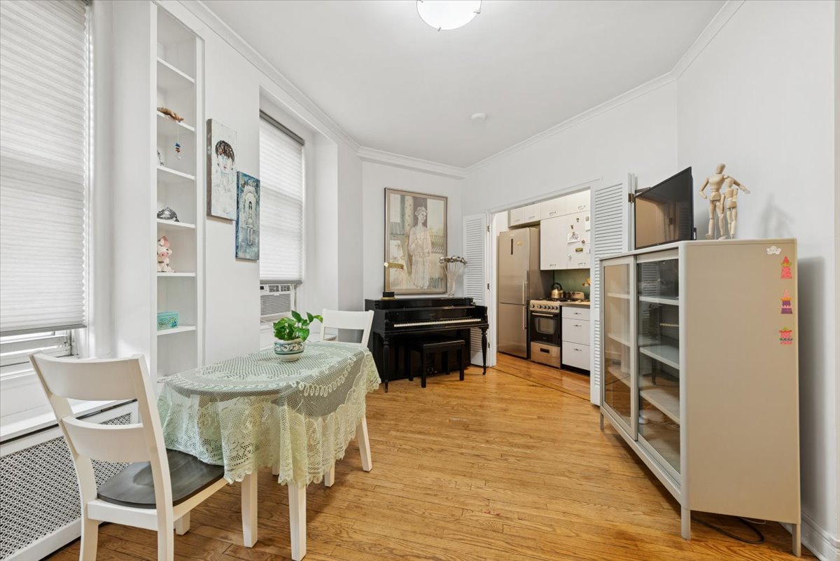 5555 N SHERIDAN Road Unit: 130