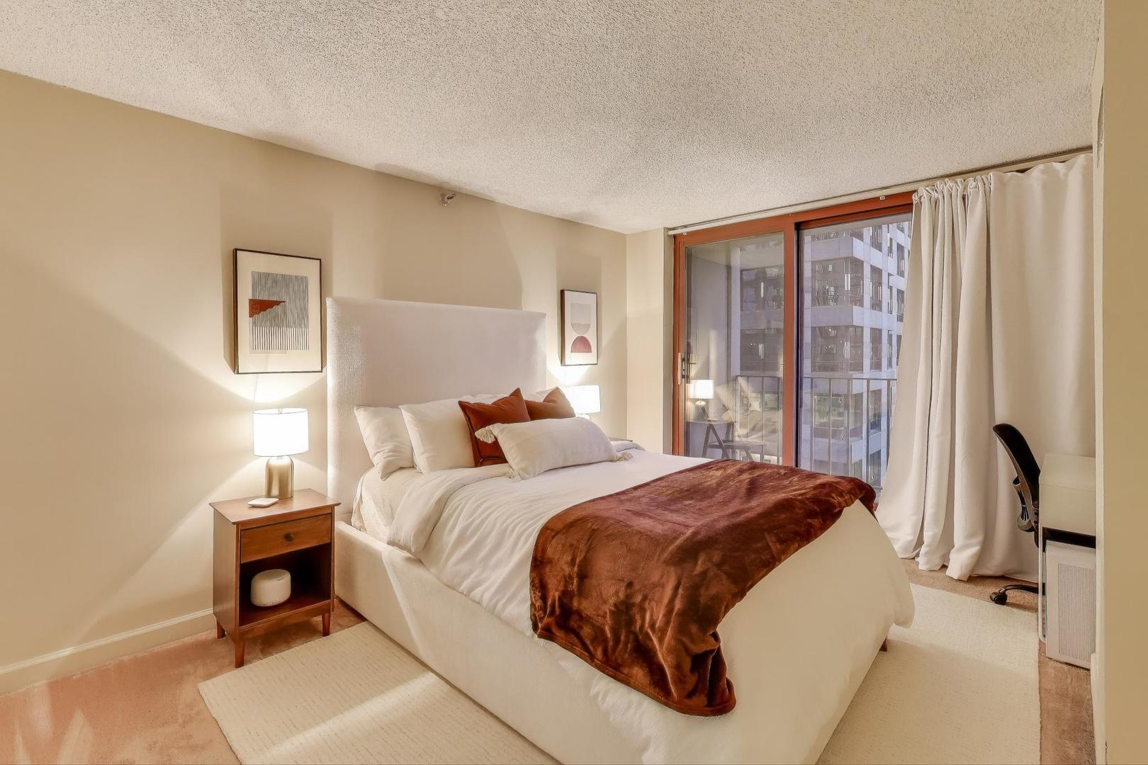 200 N Dearborn Street Unit: 3905