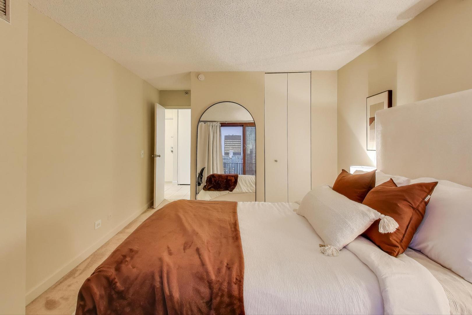 200 N Dearborn Street Unit: 3905