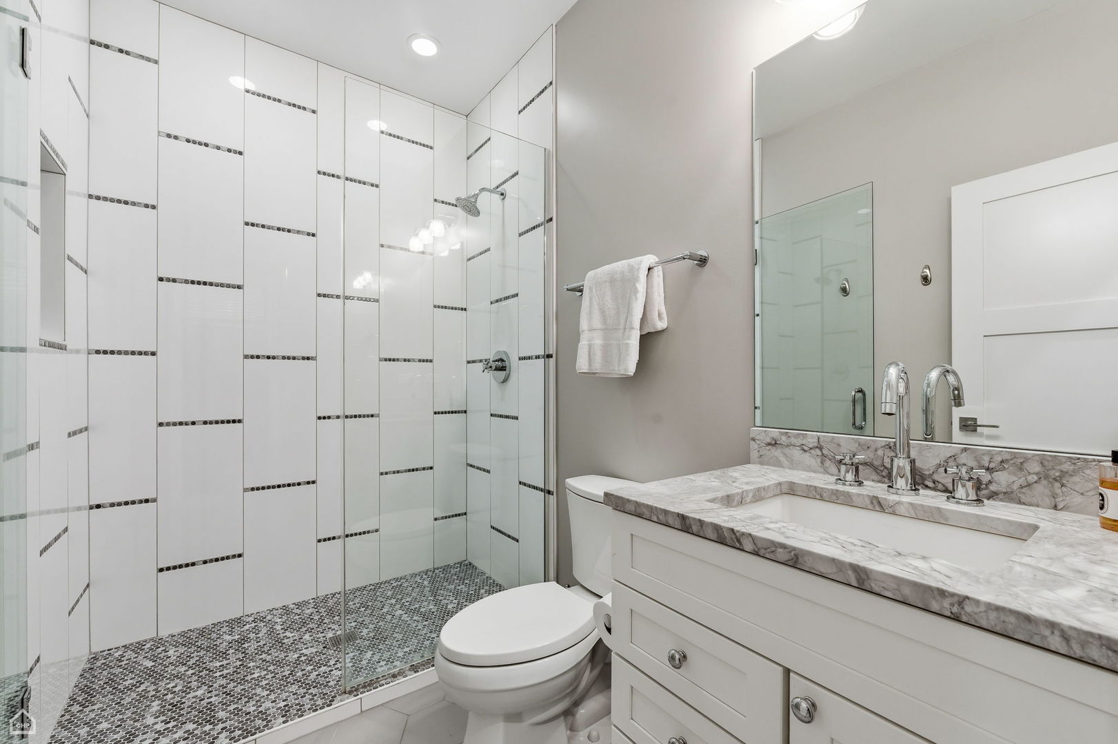 3342 N ravenswood Avenue