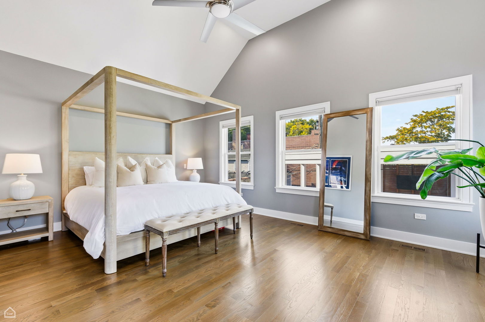 3342 N ravenswood Avenue