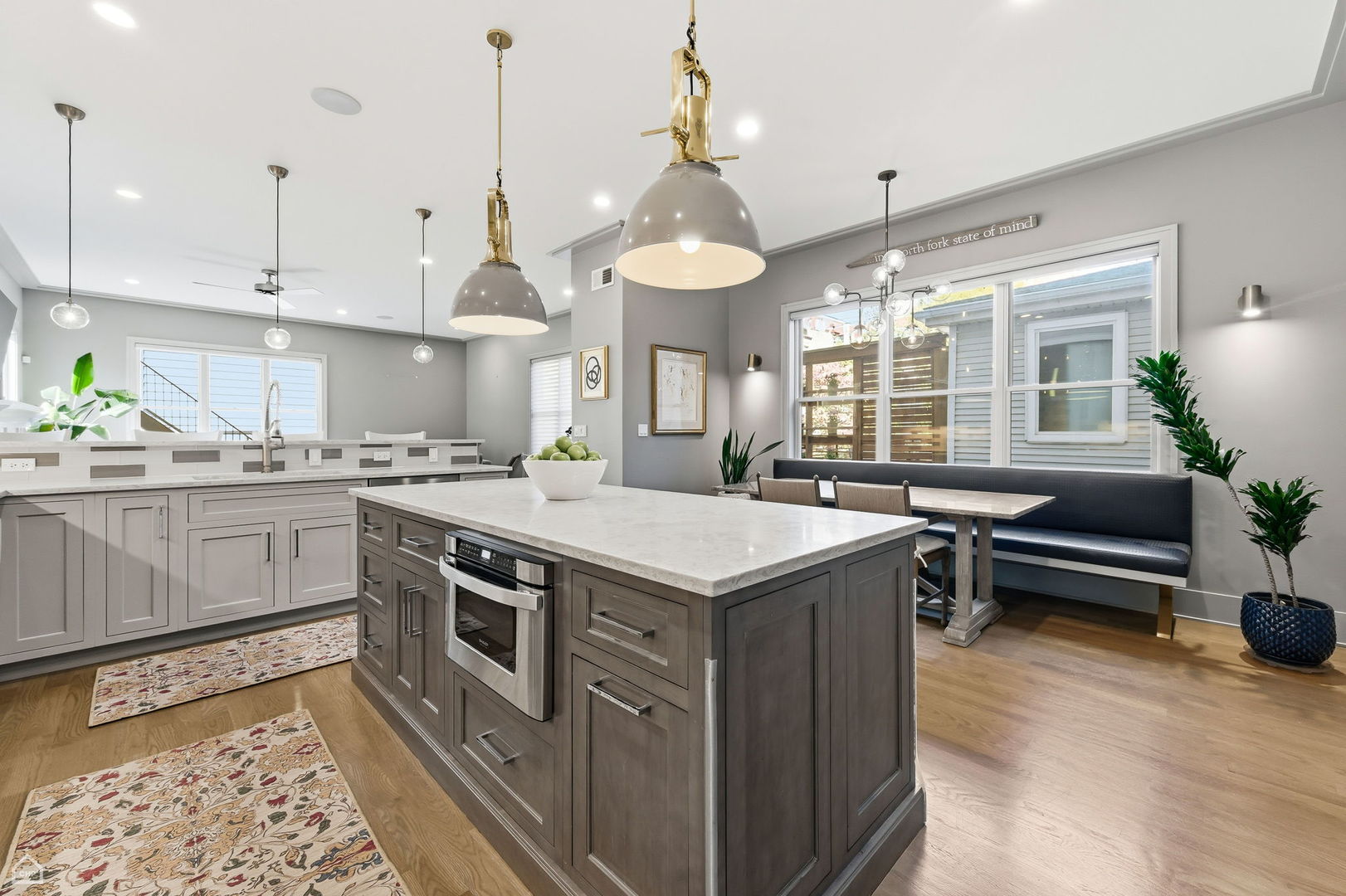 3342 N ravenswood Avenue