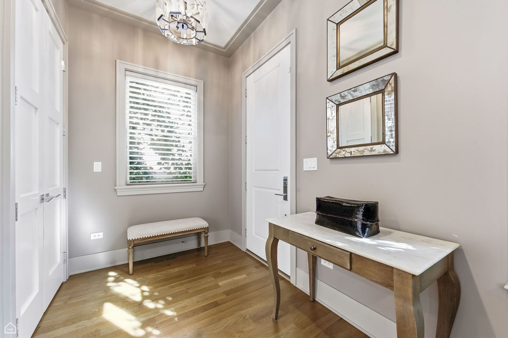 3342 N ravenswood Avenue