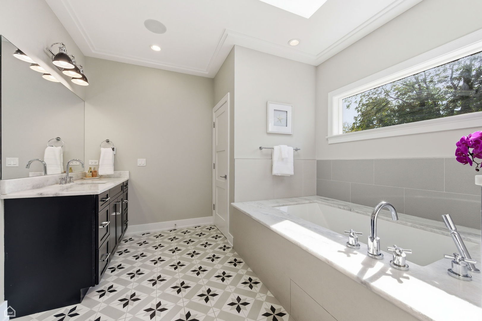 3342 N ravenswood Avenue