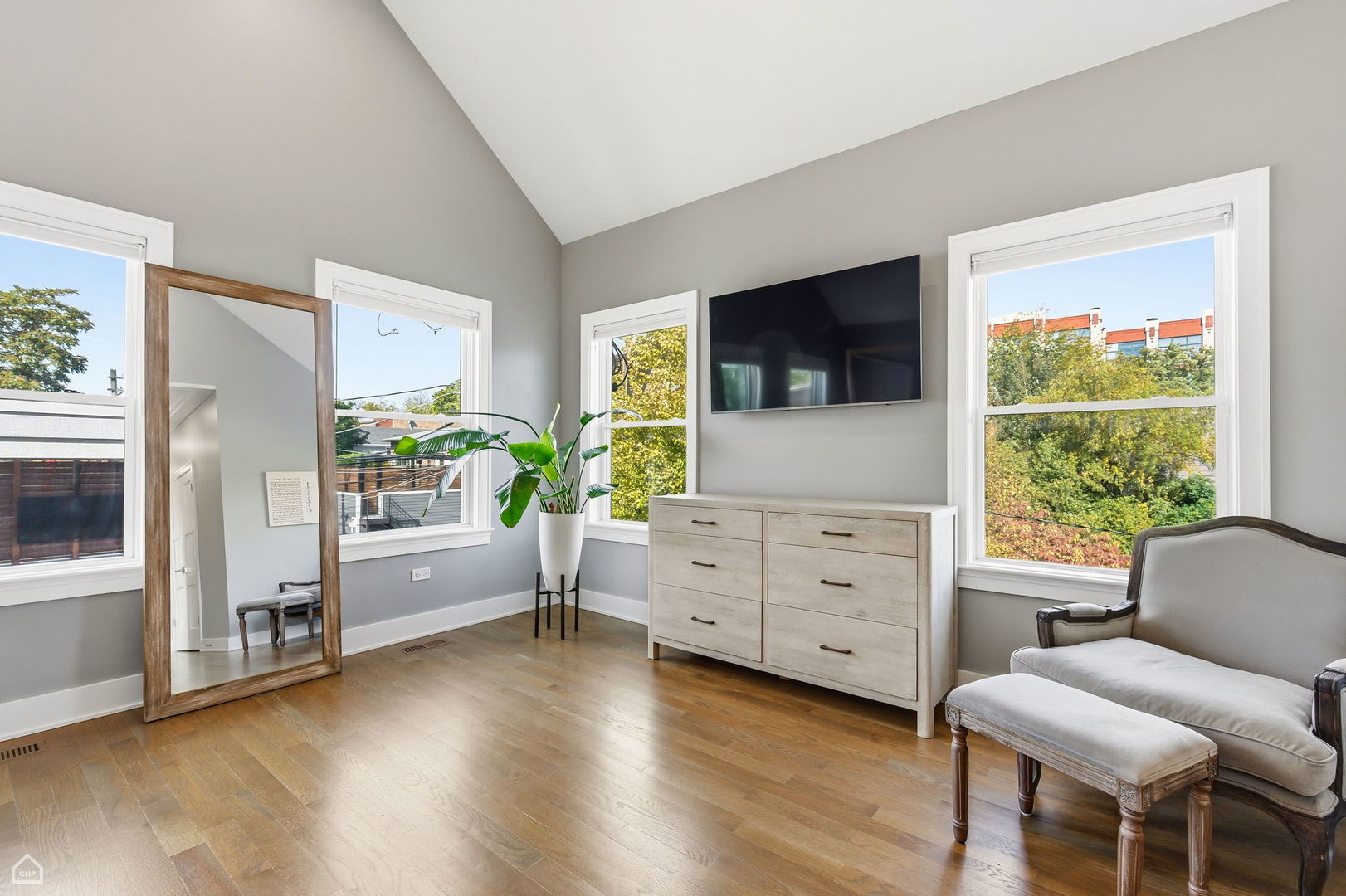 3342 N ravenswood Avenue