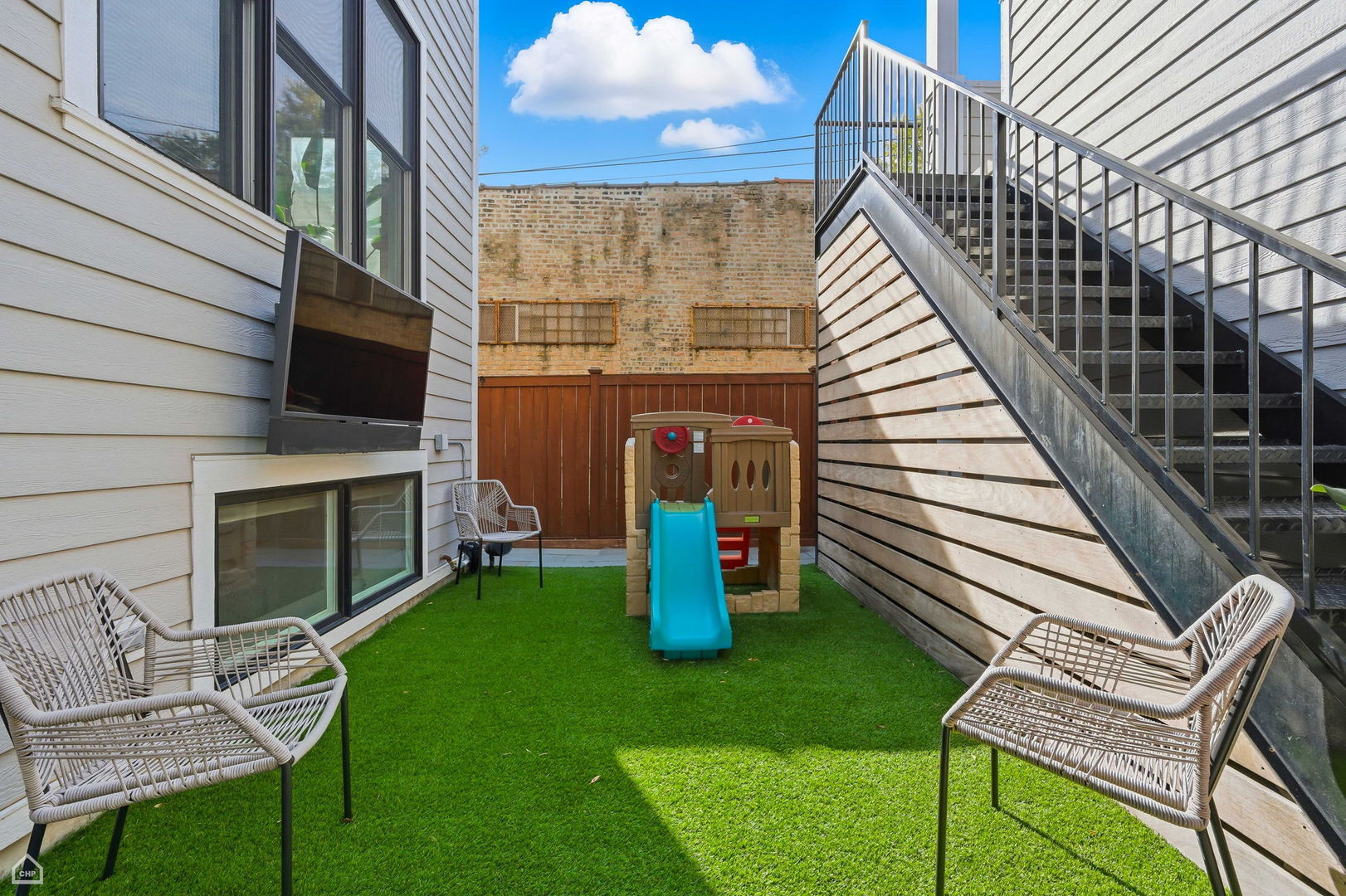 3342 N ravenswood Avenue